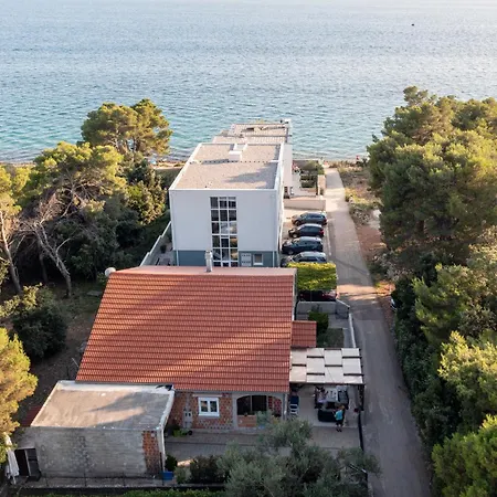 Anamaria With Seaview
